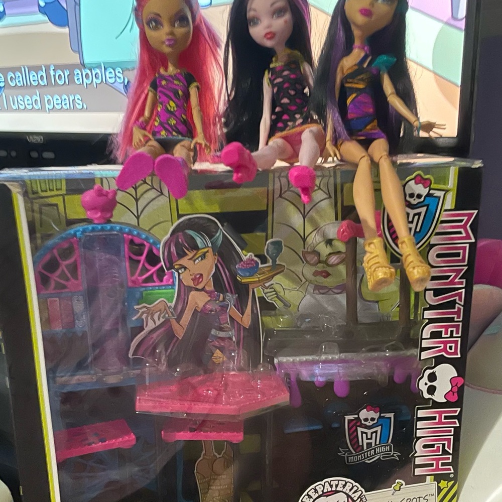Mattel MONSTER HIGH G1 Creepateria w/ Dolls